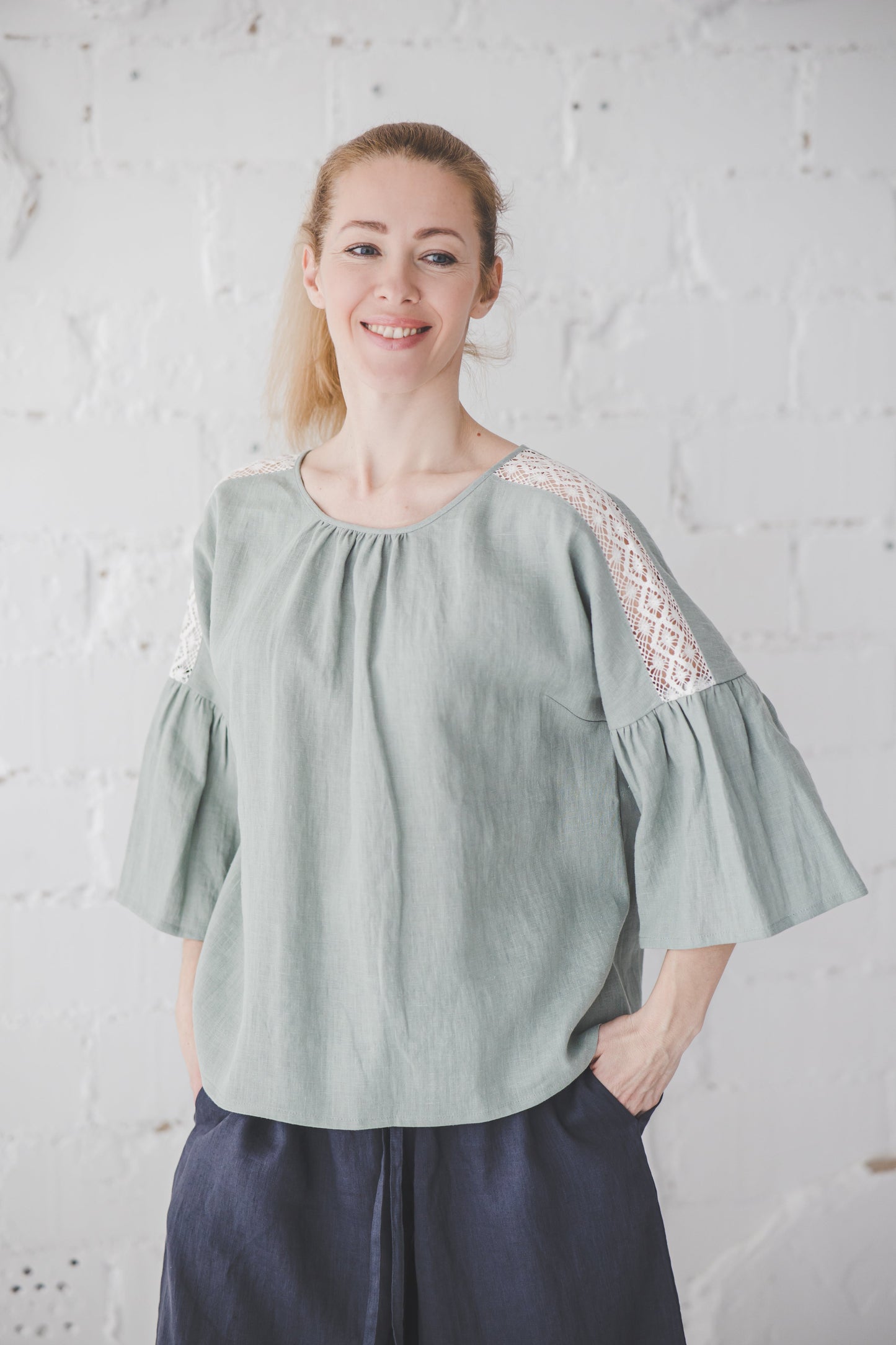 RŪTA linen blouse with crochet lace in Dusty pink