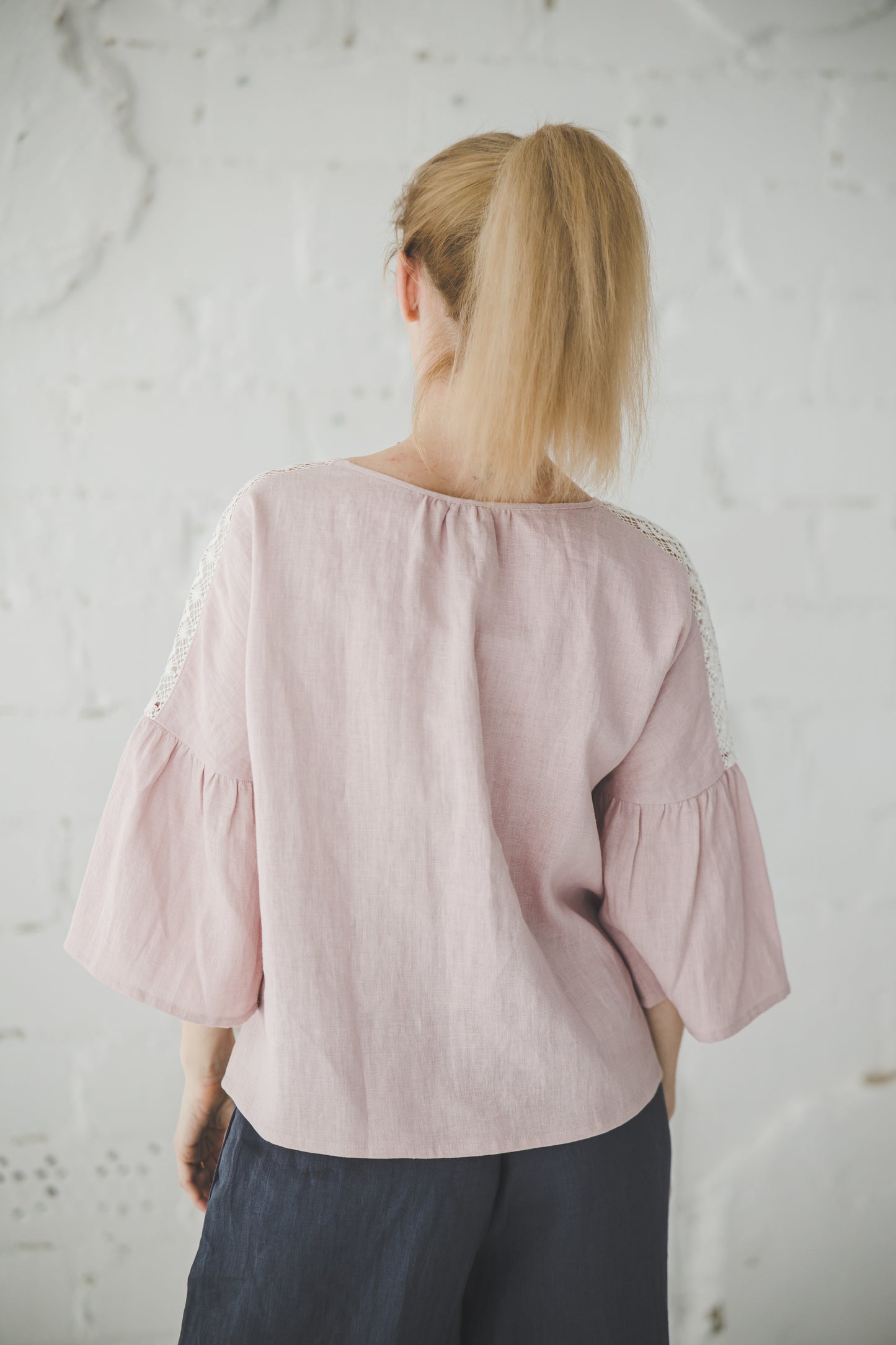 RŪTA linen blouse with crochet lace in Dusty pink