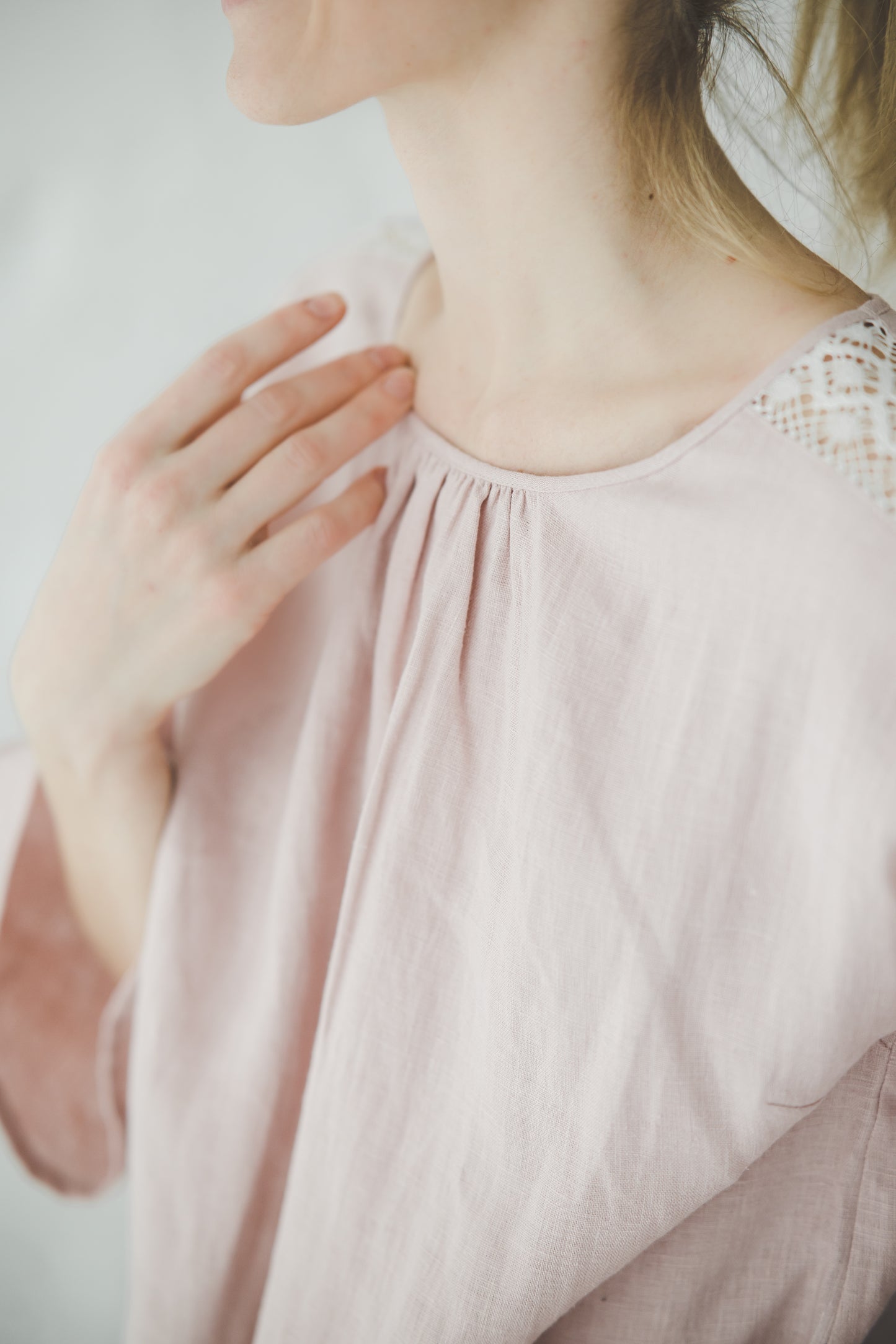 RŪTA linen blouse with crochet lace in Dusty pink