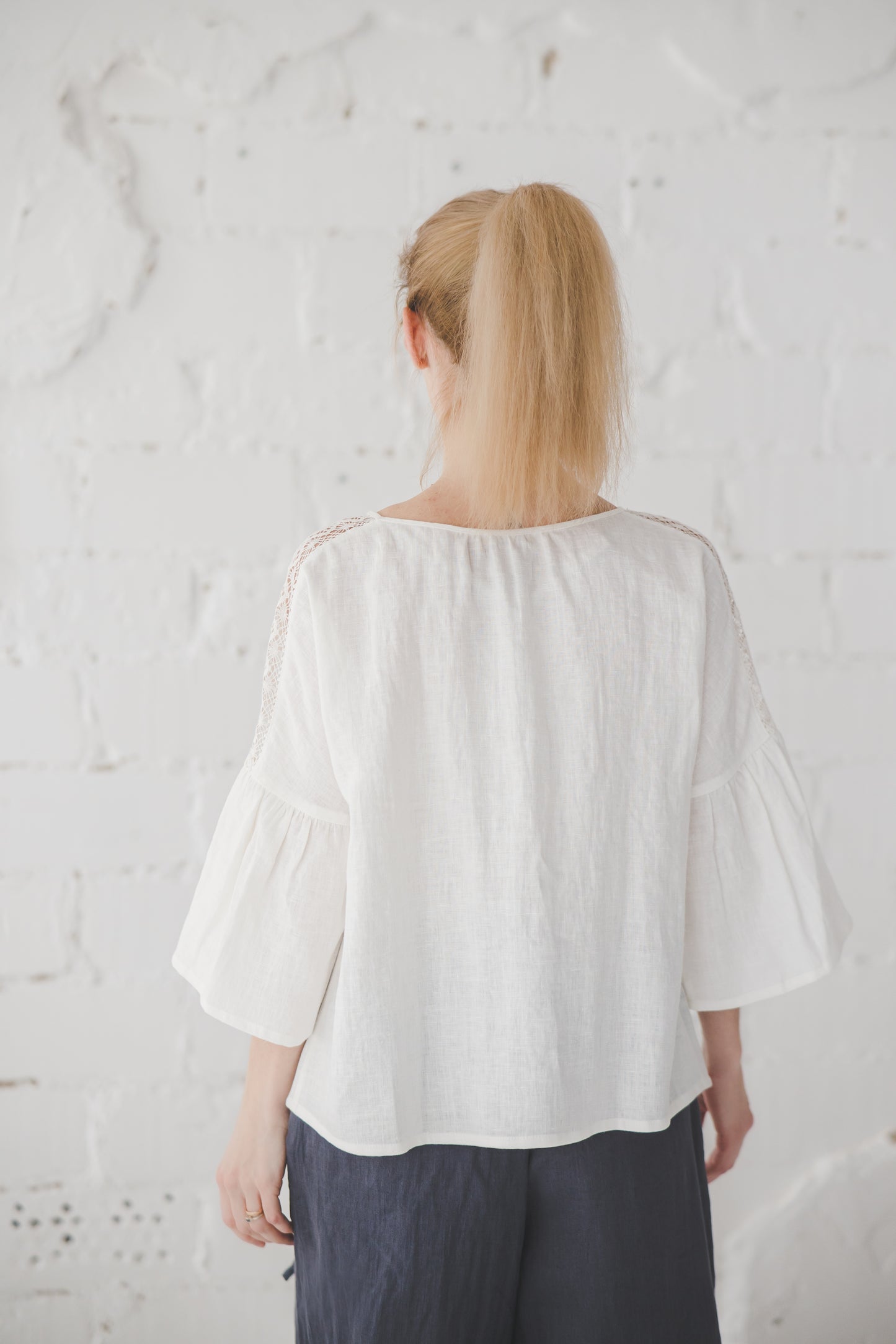 RŪTA linen blouse with crochet lace in Off-white