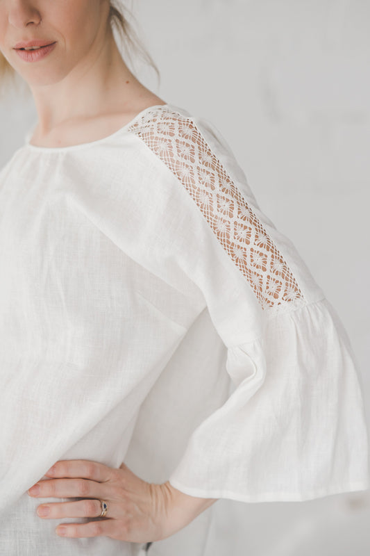 RŪTA linen blouse with crochet lace in Off-white