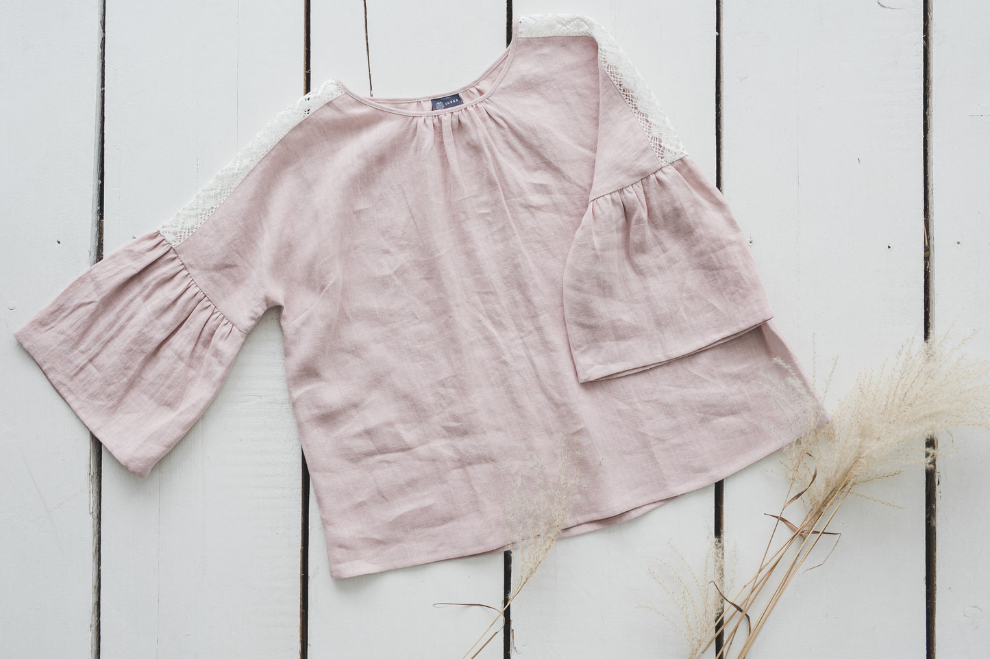 RŪTA linen blouse with crochet lace in Dusty pink