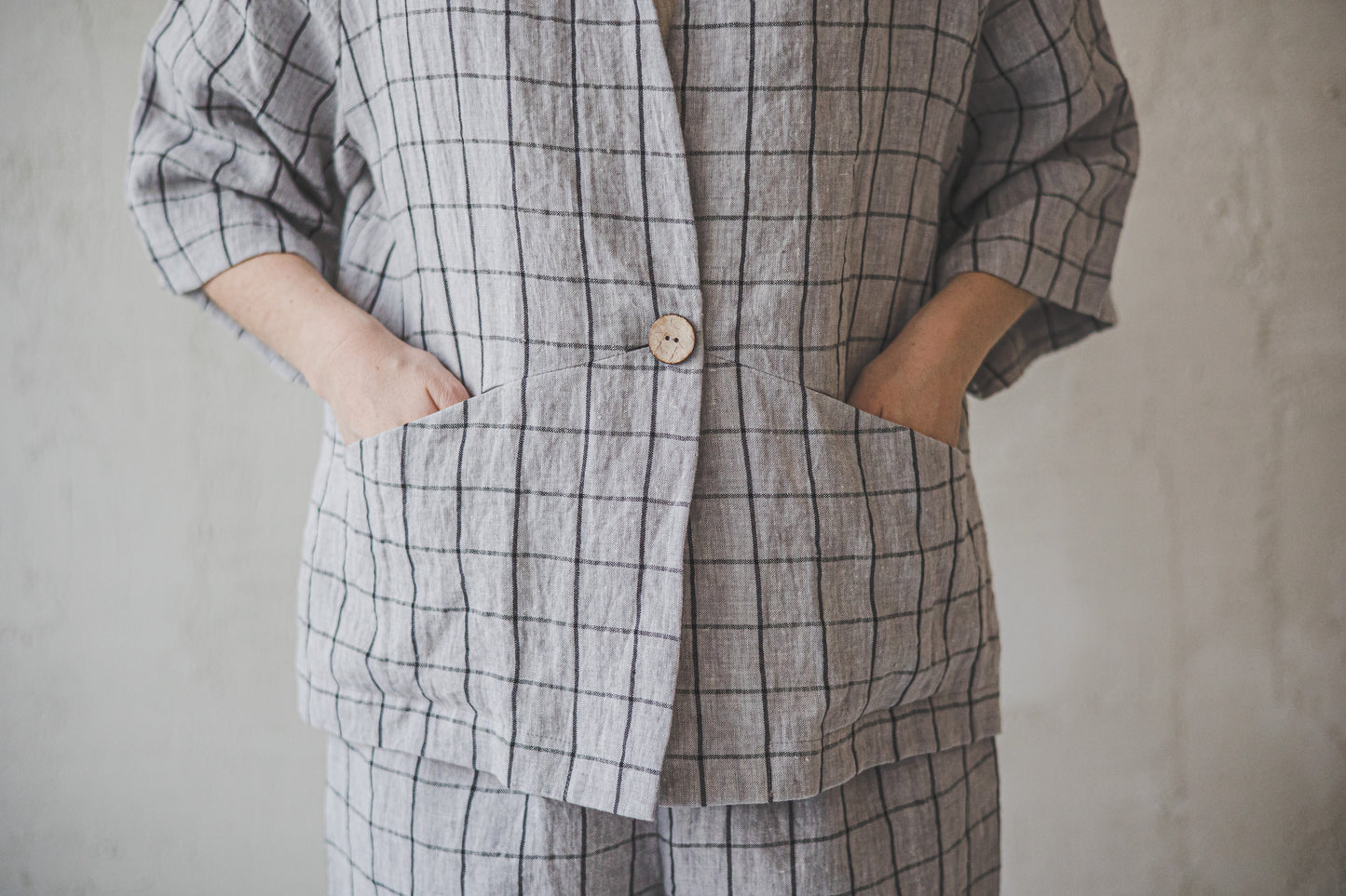 Loose short linen jacket in Grey checks