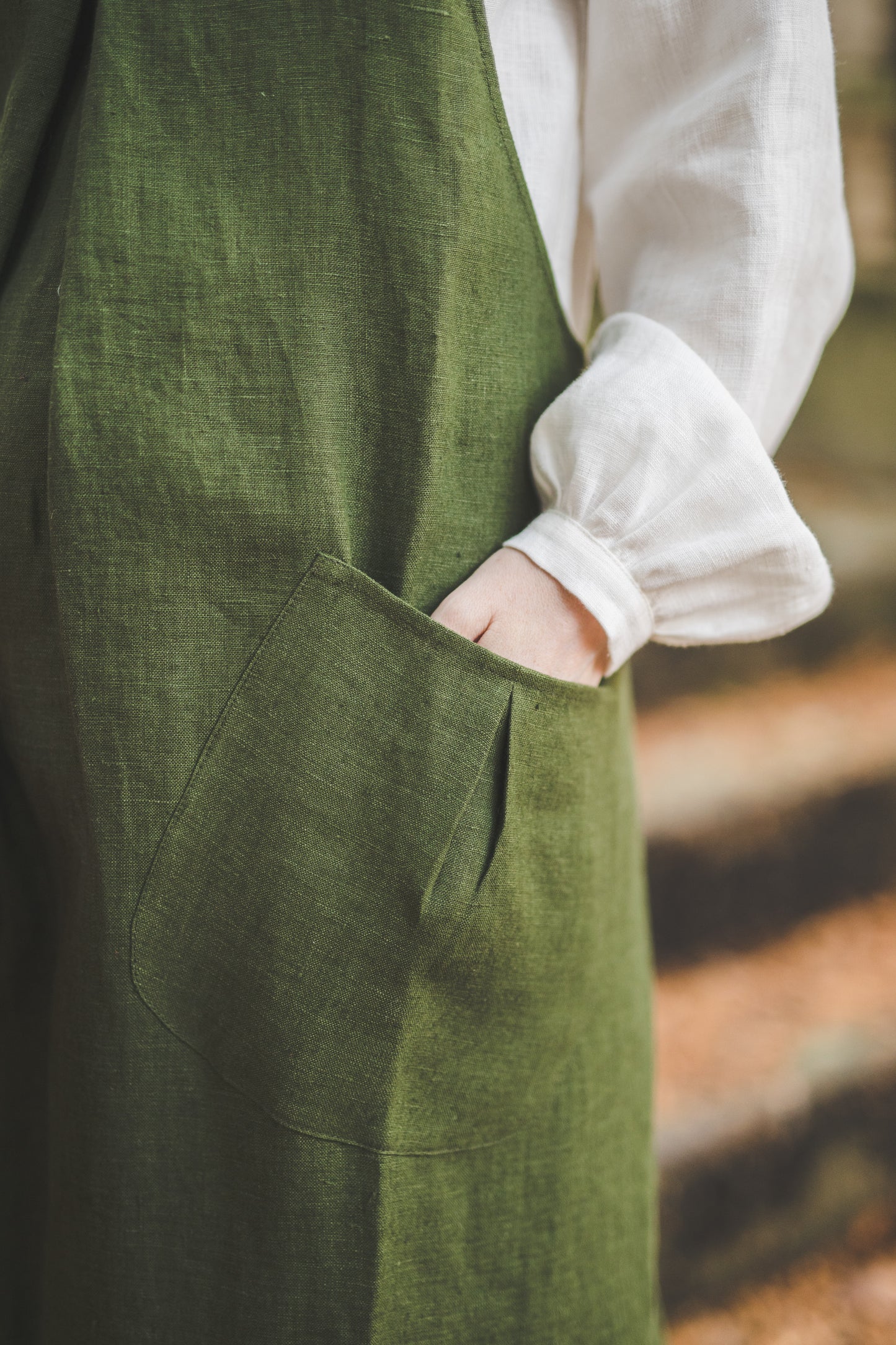 Crossback Pinafore apron with pockets in Forest green