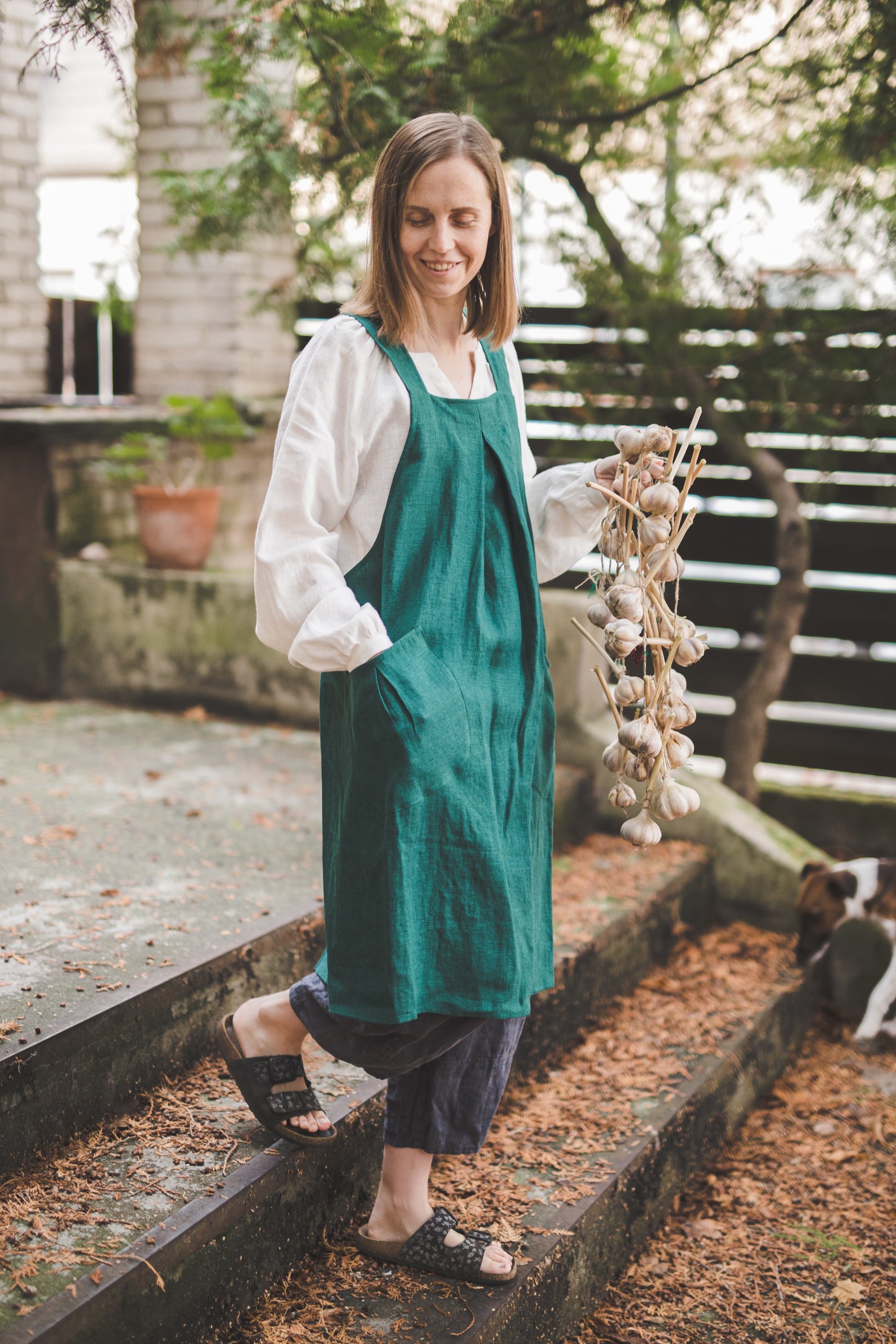 Crossback Pinafore apron with pockets in Forest green