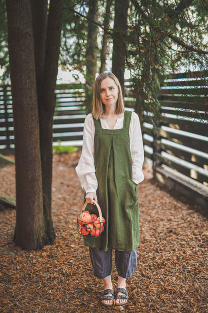 Crossback Pinafore apron with pockets in Forest green