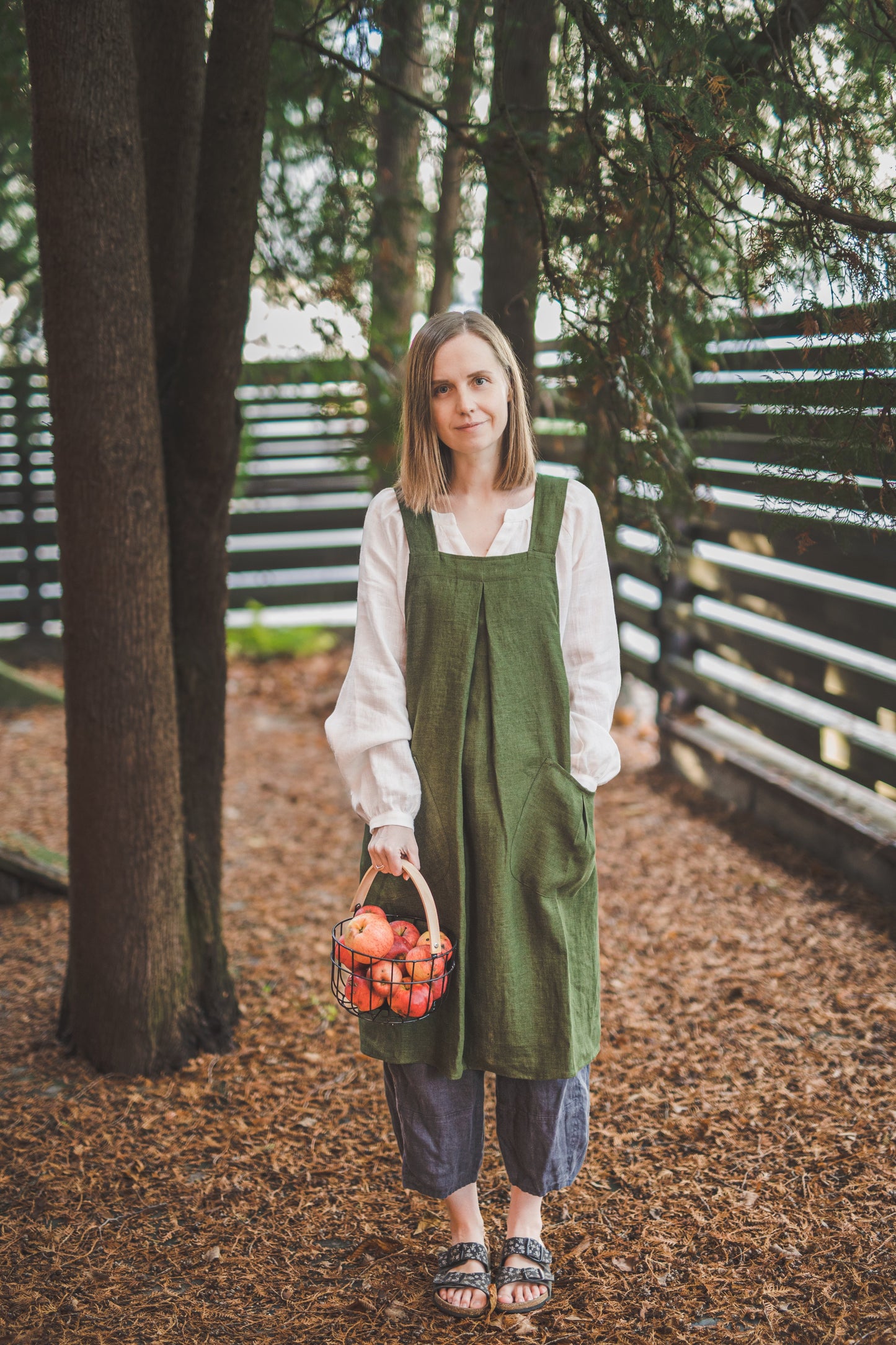 Crossback Pinafore apron with pockets in Emerald green