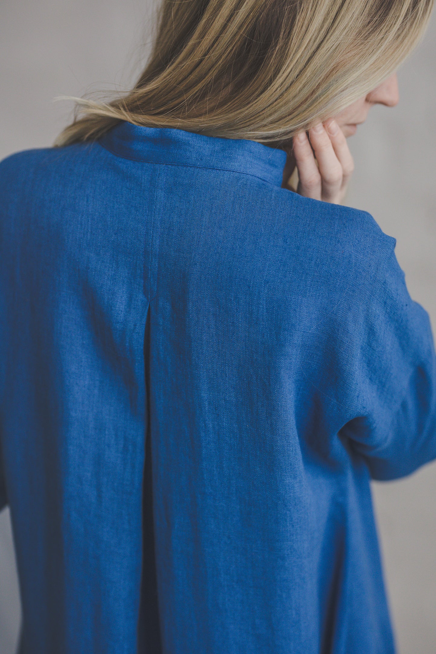 Backside with a slit fold and band collar neckline