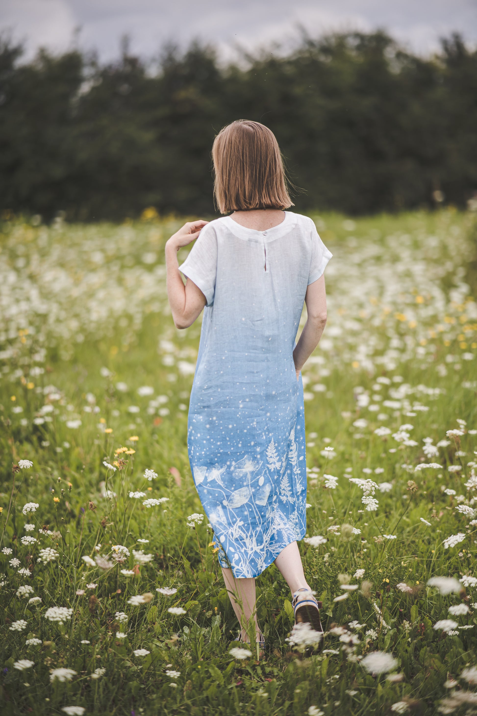 Short sleeves midi linen dress with a slit and button at the backside