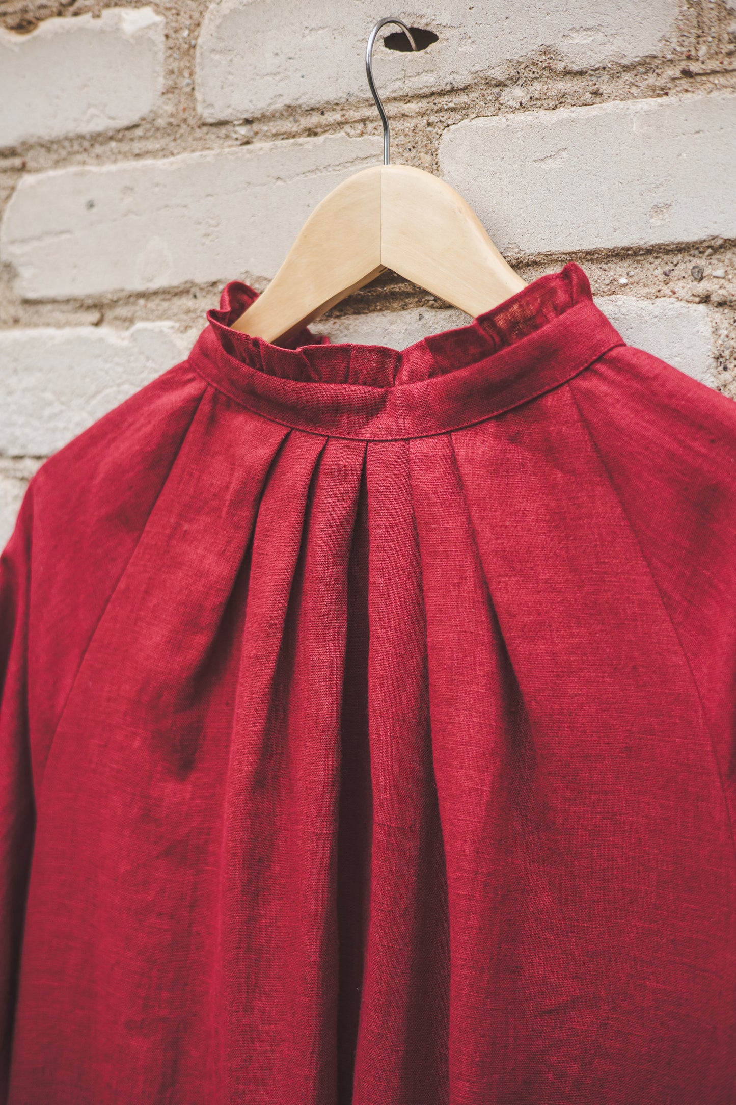 META midi linen dress with puffy sleeves & frills in Red wine color