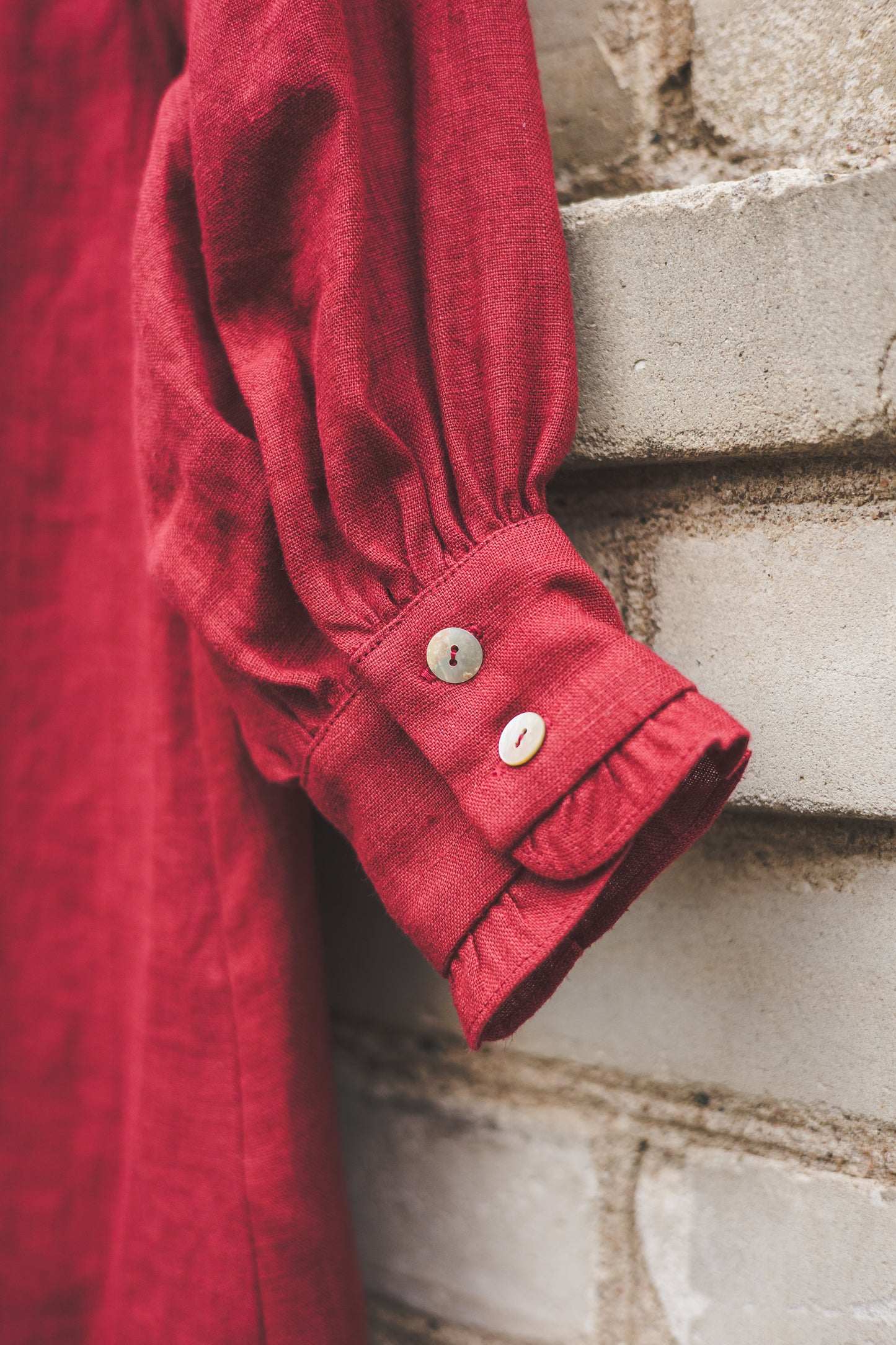 META midi linen dress with puffy sleeves & frills in Red wine color